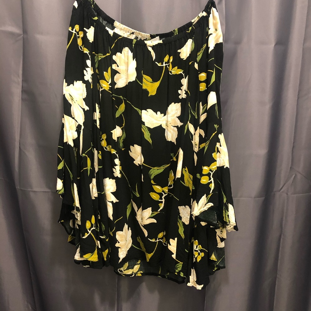 Off the shoulder black and white flower top - Picture 2 of 3